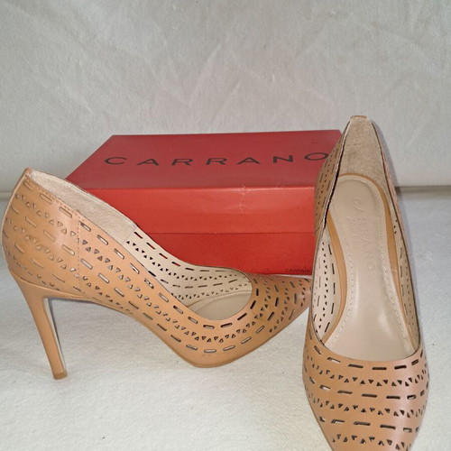 Carrano pumps like new, closed in beige color with low heel