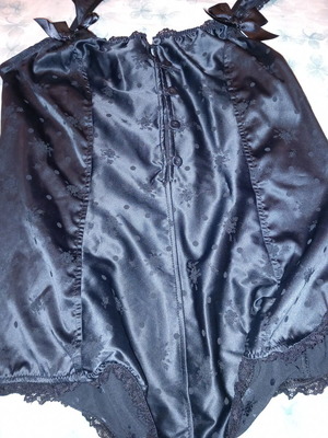 Lida satin bodysuit like new, medium, black