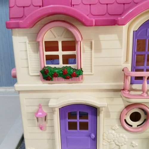 Doll House used with minor flaws