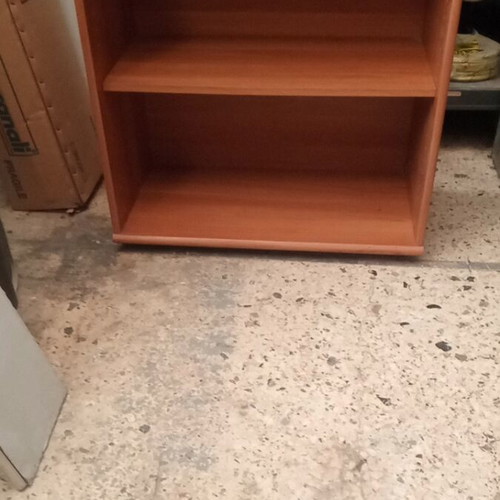 Shelf unit with adjustable middle shelf