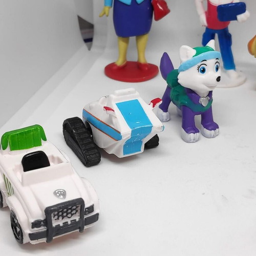 Paw Patrol collectible set of 12 figures like new