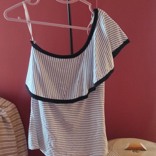 Women’s one-shoulder summer top size small like new