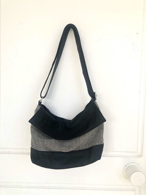 Leather shoulder bag women like new, black and white