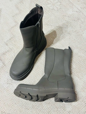 Gray ankle boots like new, size 41