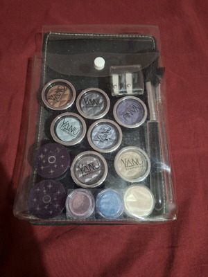 Σετ σκιών ματιών με 7 σκιές, 5 κουτάκια χρυσόσκονη, ξύστρα και 2 πινέλα σε άριστη κατάσταση