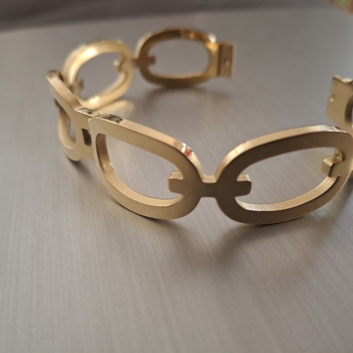 Steel bracelet gold color new, does not tarnish