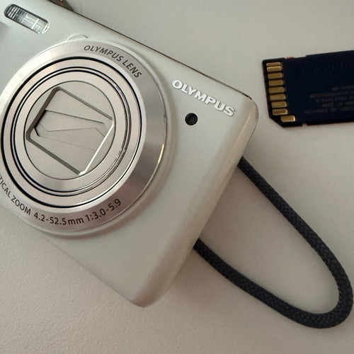 Olympus camera like new with Hama case and 16GB memory