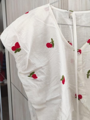 Women's cropped shirt with embroidered cherries like new, one size, white