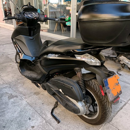 Piaggio Beverly 350 Police like new, with original top case and alarm