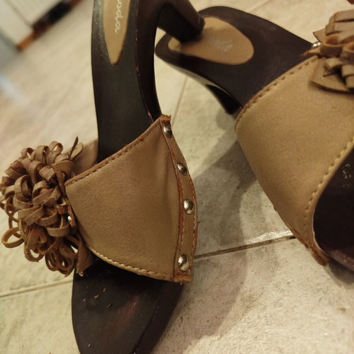 Mule shoes used with wooden heel and leather flower decoration