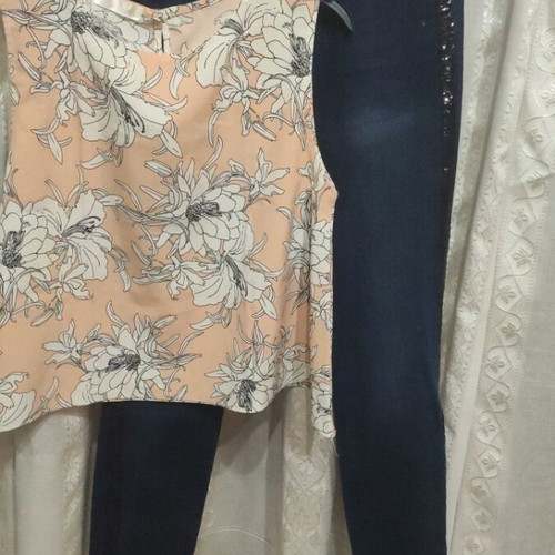Staff jeans like new with peach floral top gift