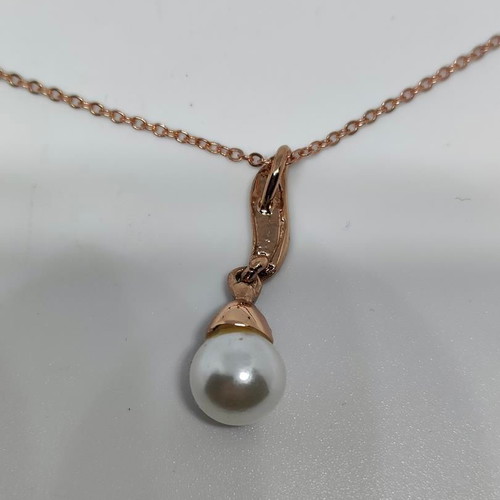Necklace in rose gold tone with pearl, like new