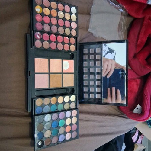 Makeup palette used with 36 lip colors, 6 blushes, 36 eyeshadows and mirror