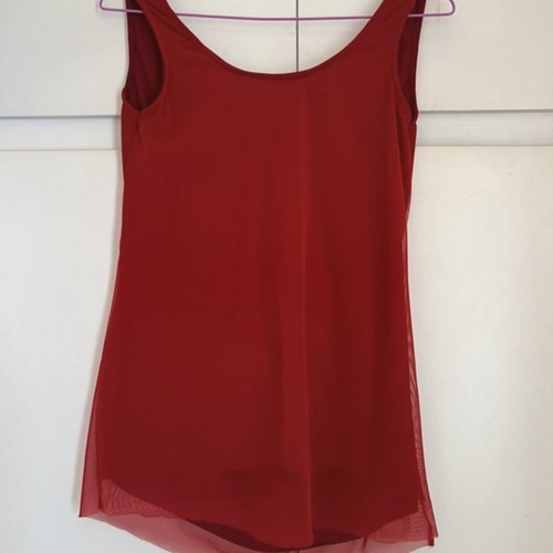 Red sleeveless blouse like new with open back and chain design