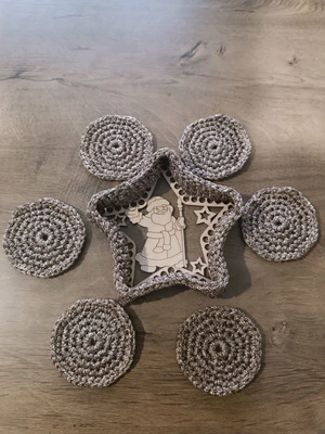 Knitted basket with 6 Christmas coasters new