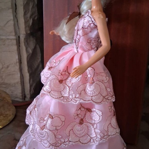 Barbie doll used in very good condition