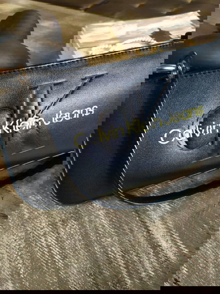 Τσάντα ώμου. Calvin Klein Jeans