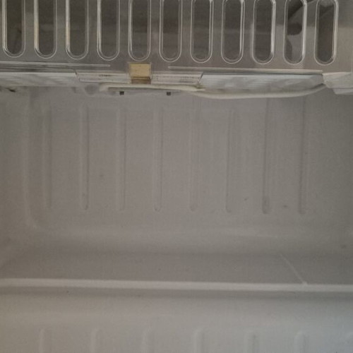 Samsung mini bar fridge like new, missing internal shelf