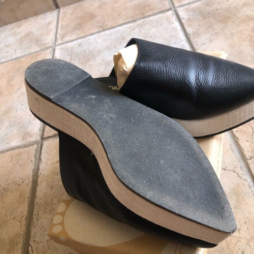 Leather mule size 39 black like new with beige linen