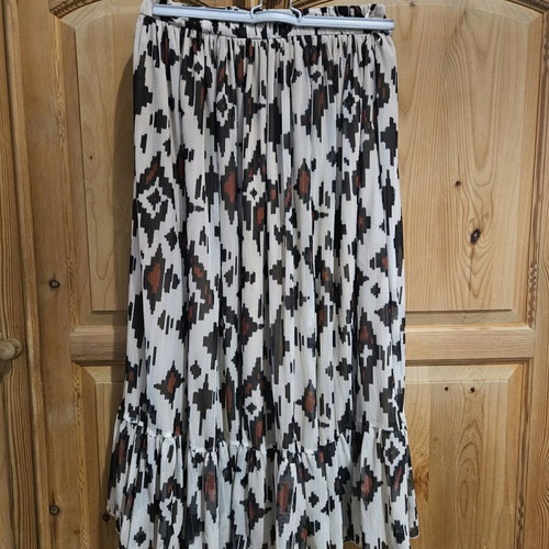 Karavan skirt like new, size L, older collection