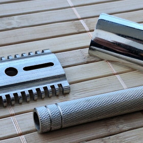 Gillette Flat Bottom Twin Pin Long Comb DE Razor used in original box