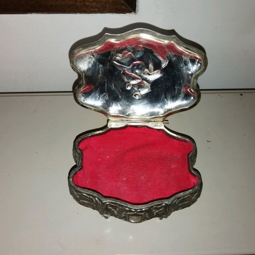 Vintage jewelry box like new, metal