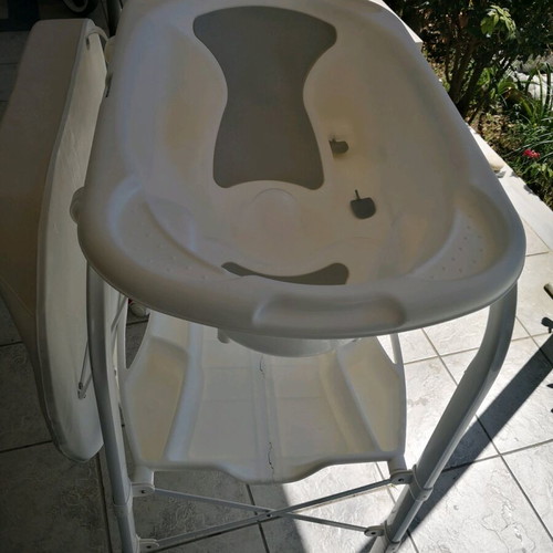 Cam Cambio bath tub changing table like new, foldable with wheels