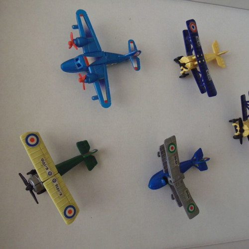 Collectible miniature airplanes like new, pack of 5
