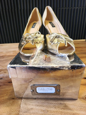 Nikki Me Pumps Size 37 Used Champagne Gold with Box and Heel Tips