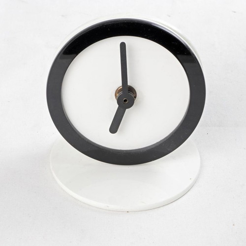 Analog tabletop clock new with battery