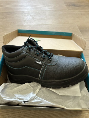 Boots size 44 new, black, delivery use