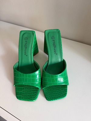 Peep toe green croco shoes like new, size 38