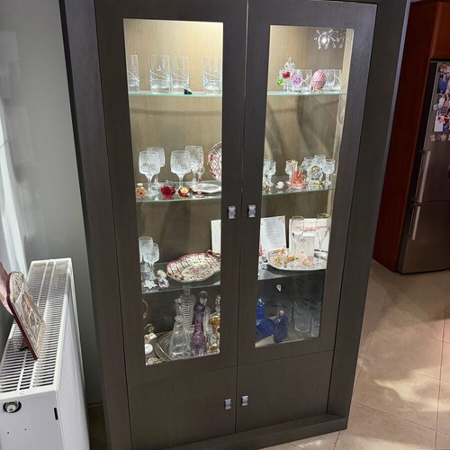 Solid wood showcase like new with solid wood and soft-close hinges