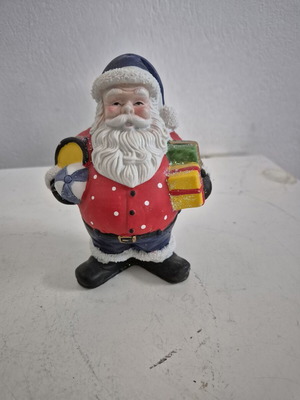 Κεραμικό αγαλματάκι Άγιου Βασίλη με δώρα και μπάλα