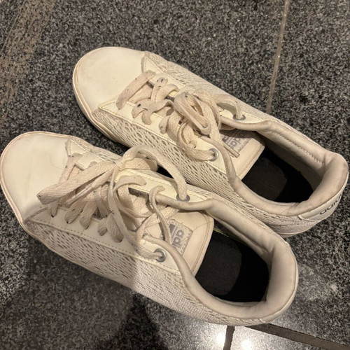 Παπουτσάκια Adidas αθλητικά μεταχειρισμένα με δαντέλα νούμερο 37,5 μπεζ