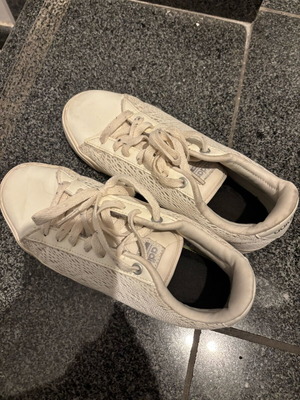 Παπουτσάκια Adidas αθλητικά μεταχειρισμένα με δαντέλα νούμερο 37,5 μπεζ