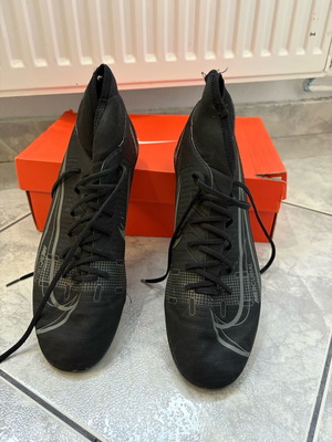 Ποδοσφαιρικά Nike μεταχειρισμένα, μέγεθος 45, μαύρα με φθορές και σκίσιμο