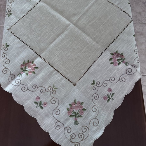 Square table linen with pink flowers new condition 86x86 cm