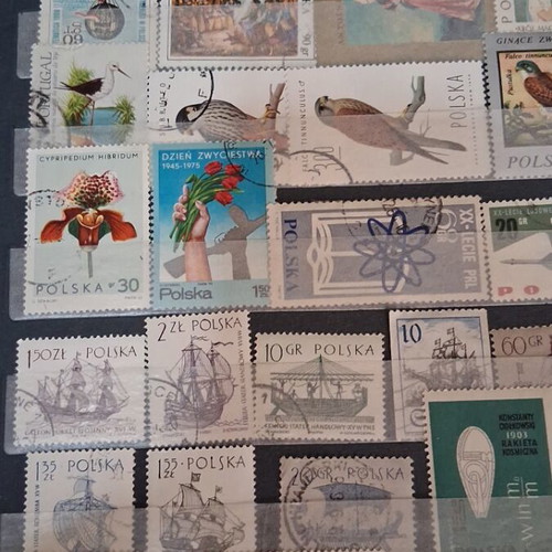 Stamp album like new with over 550 stamps from various countries