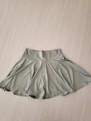 Φούστα σορτς H&M καινούργια tennis skort απαλό πράσινο μέγεθος S