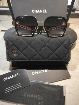 Chanel A95105 X09962 γυαλιά ηλίου καινούργια, μαύρα και χρυσαφί