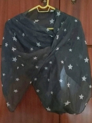 Scarf like new with star pattern, white and gray