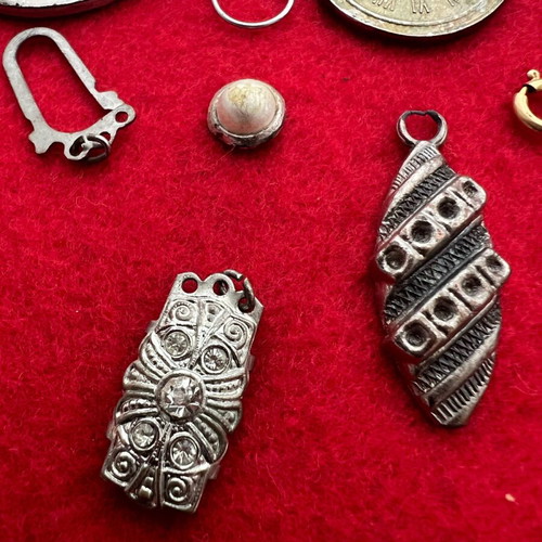 Lot of vintage jewelry pieces used, pins and earrings