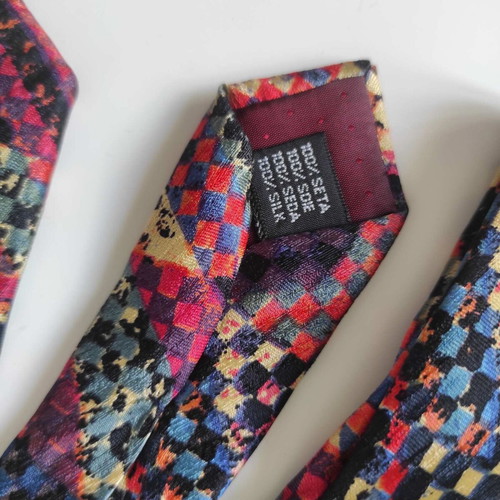 Vintage silk tie like new with geometric multicolor pattern