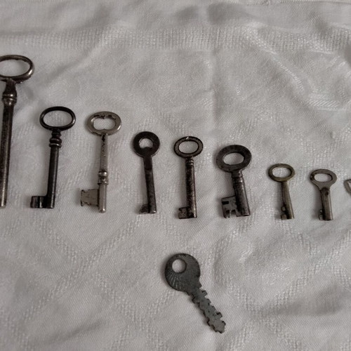 Vintage antique keys collection used, set of 10