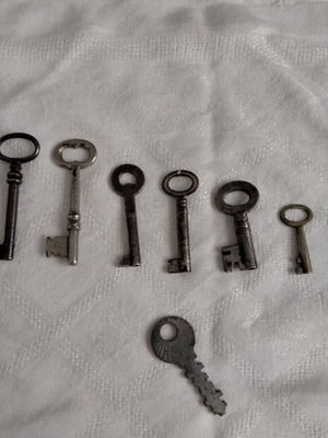 Vintage antique keys collection used, set of 10