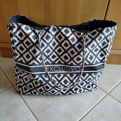 Women's shoulder beach bag with ethnic black and white pattern