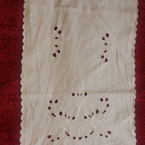 Handmade cutwork table linen set like new