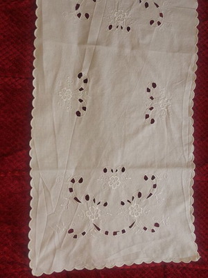 Handmade cutwork table linen set like new