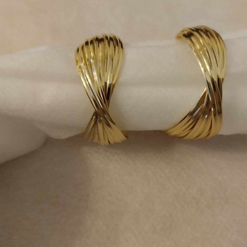 Asymmetric earrings with embossed ridges gold color new